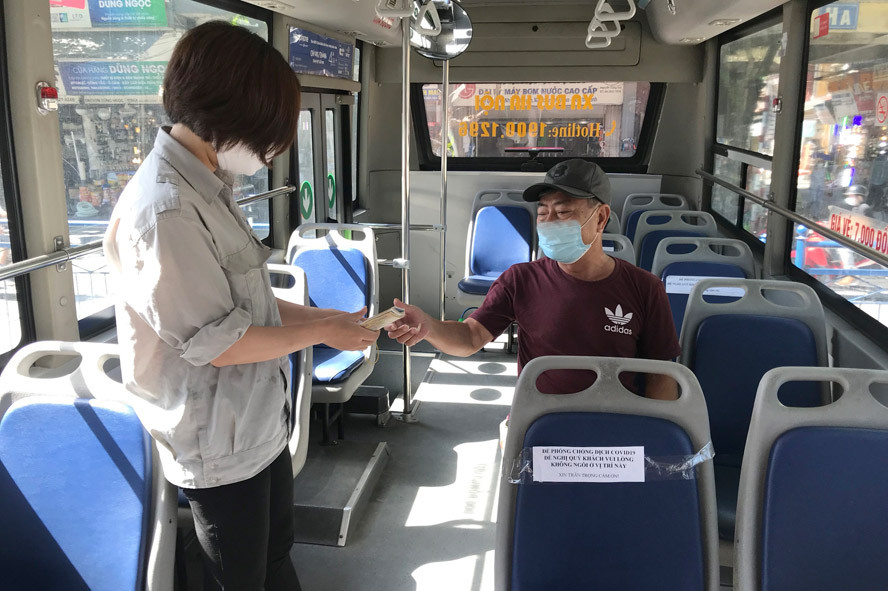 Vắng khách khiến các đơn vị vận hành xe buýt rơi vào khó khăn.