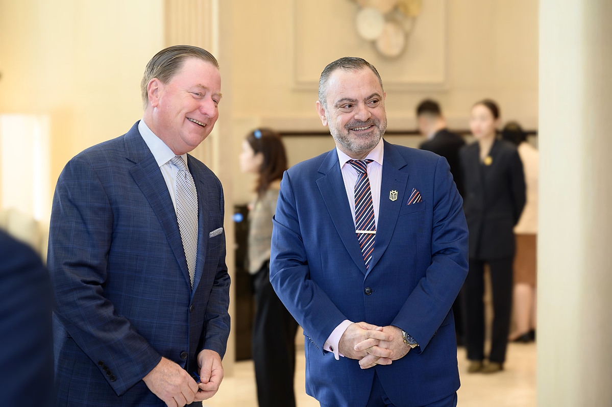 Ông John Hearns, Phó Chủ tịch cấp cao, mảng Vận Hành Dư Án Bất Động Sản Hàng Hiệu Toàn Cầu của Marriott International &lpar;trái&rpar; và ông Mahdi Samhouri, Phó Giám đốc Khối Phát triển dự án & Khối Thiết kế, Masterise Homes tại sự kiện khai trương tòa Lake.