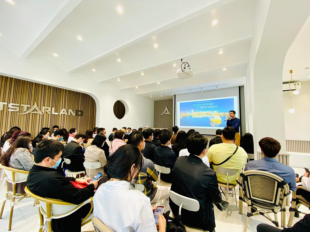 Đội ngũ nhân viên môi giới sẽ thường xuyên được tham gia các khoá đào tạo sản phẩm chuyên sâu để nâng cao năng lực, am hiểu sản phẩm ở mọi phân khúc thị trường.