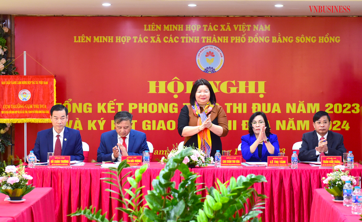 Chủ tịch Liên minh HTX Việt Nam Cao Xuân Thu Vân đánh giá cao vai trò của Liên minh HTX các tỉnh thành trong việc hỗ trợ các HTX Cụm Đồng bằng sông Hồng phát triển.