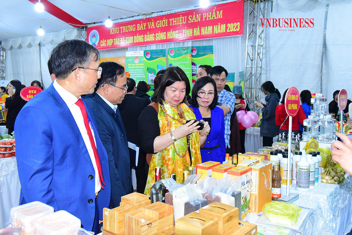 HTX tham gia các hội nghị, hội chợ chính là để xây dựng niềm tin cho khách hàng, hay nói cách khác chính là cách “đi xa để bán gần”. Trong ảnh: Chủ tịch Liên minh HTX Việt Nam Cao Xuân Thu Vân &lpar;quàng khăn&rpar; cùng các đại biểu thăm khu trưng bày và giới thiệu sản phẩm của các HTX cụm đồng bằng sông Hồng - tỉnh Hà Nam năm 2023.