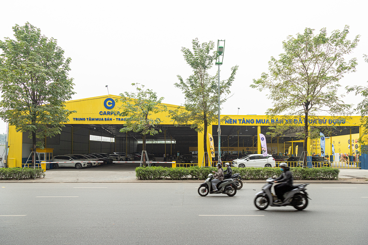 Khu vực trưng bày xe của Carpla Phạm Văn Đồng.