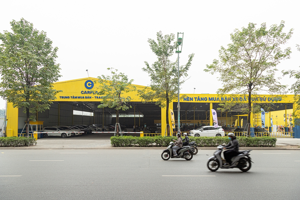 Khu vực trưng bày xe của Carpla Phạm Văn Đồng.