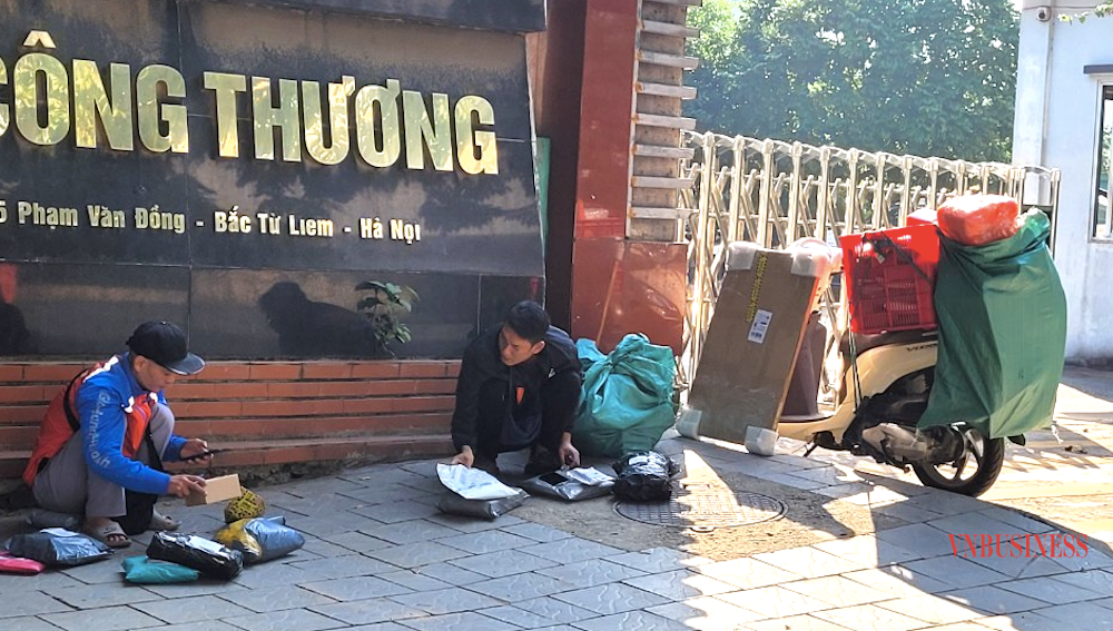 Không khó bắt gặp hình ảnh shipper ở dưới chân mỗi tòa nhà.