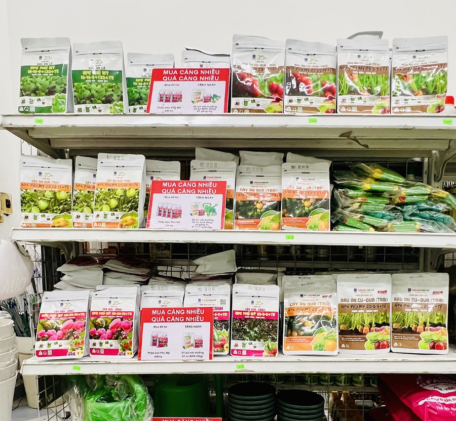 Phú Mỹ Garden đến tay NTD qua các kênh phân phối truyền thống &lpar;cửa hàng cây cảnh, VTNN&rpar; đến hiện đại như các sàn thương mại điện tử Shopee, Lazada...