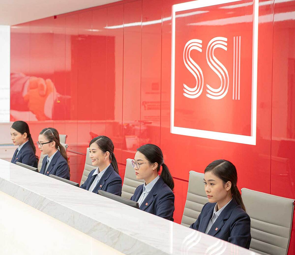 Kết phiên 23/11, cổ phiếu SSI suýt soát giá sàn ở mức 30.900 đồng/cp cùng thanh khoản hơn 27 triệu cổ phiếu.