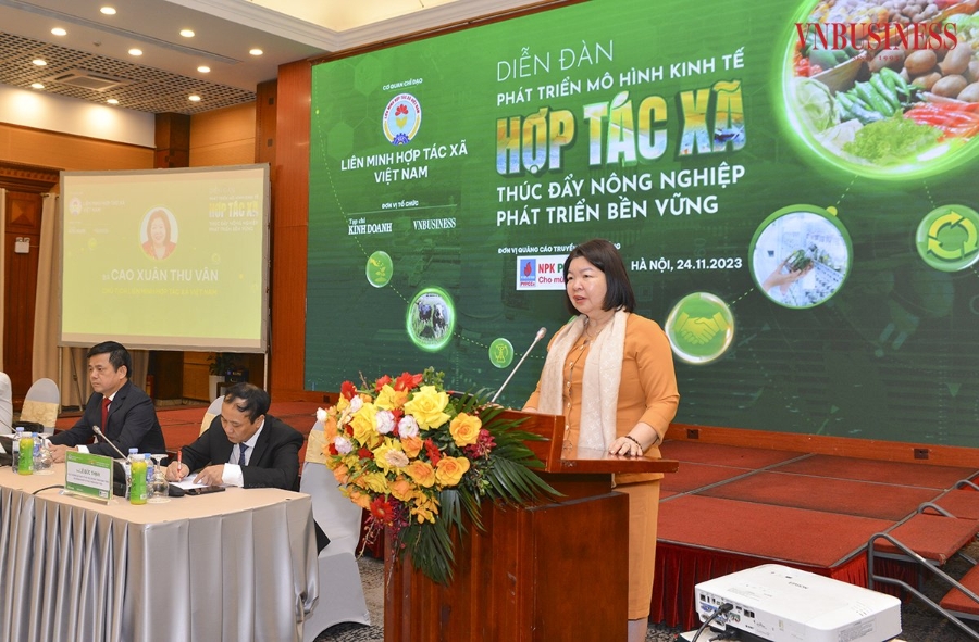 Chủ tịch Liên minh HTX Việt Nam Cao Xuân Thu Vân phát biểu khai mạc Diễn đàn.