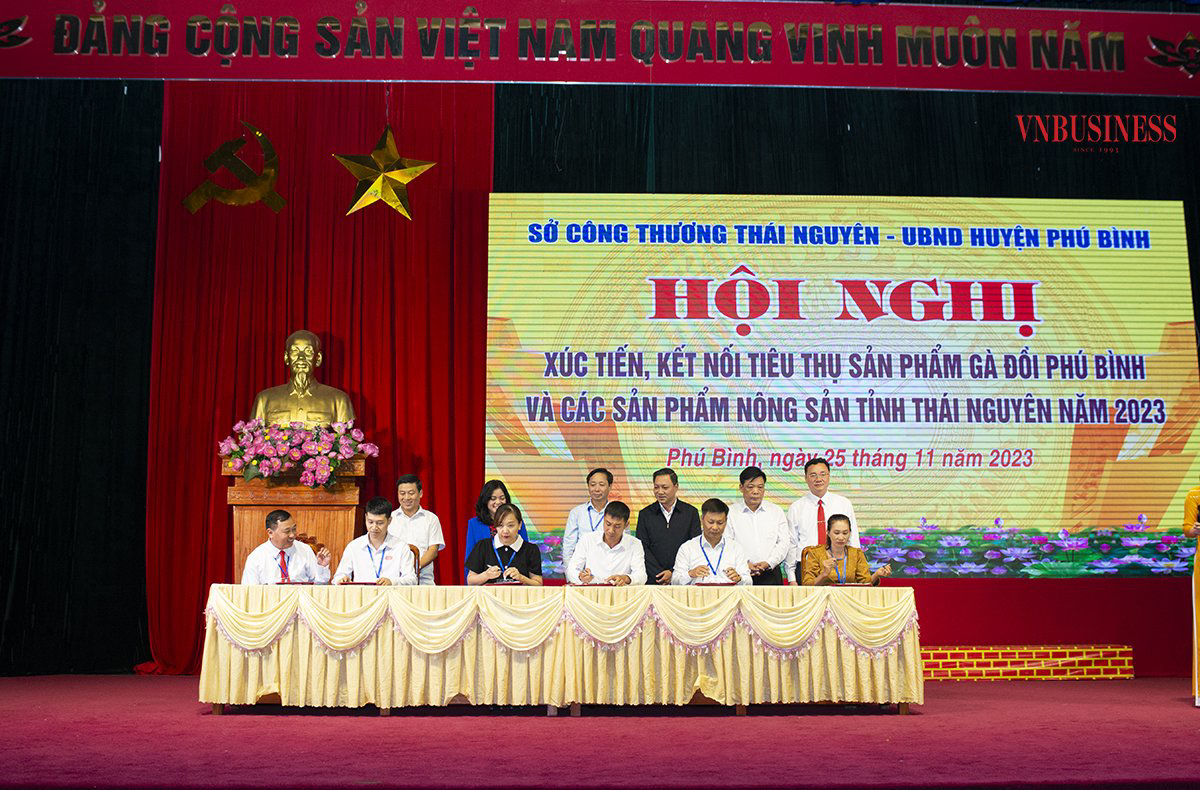 Các HTX, doanh nghiệp, siêu thị ký kết hợp đồng hợp tác, tiêu thụ nông đặc sản của huyện.