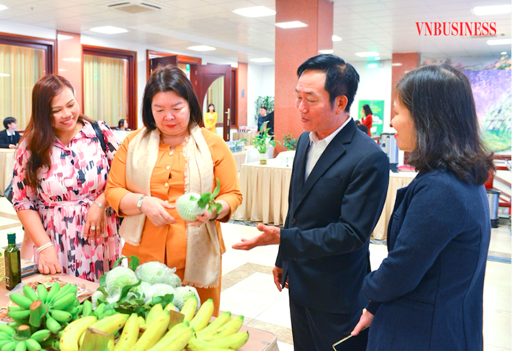 Chủ tịch Liên minh HTX Việt Nam Cao Xuân Thu Vân &lpar;thứ 2 bên trái&rpar; trò chuyện với Giám đốc HTX Nông sản sạch Đoàn Kết Tân Quang