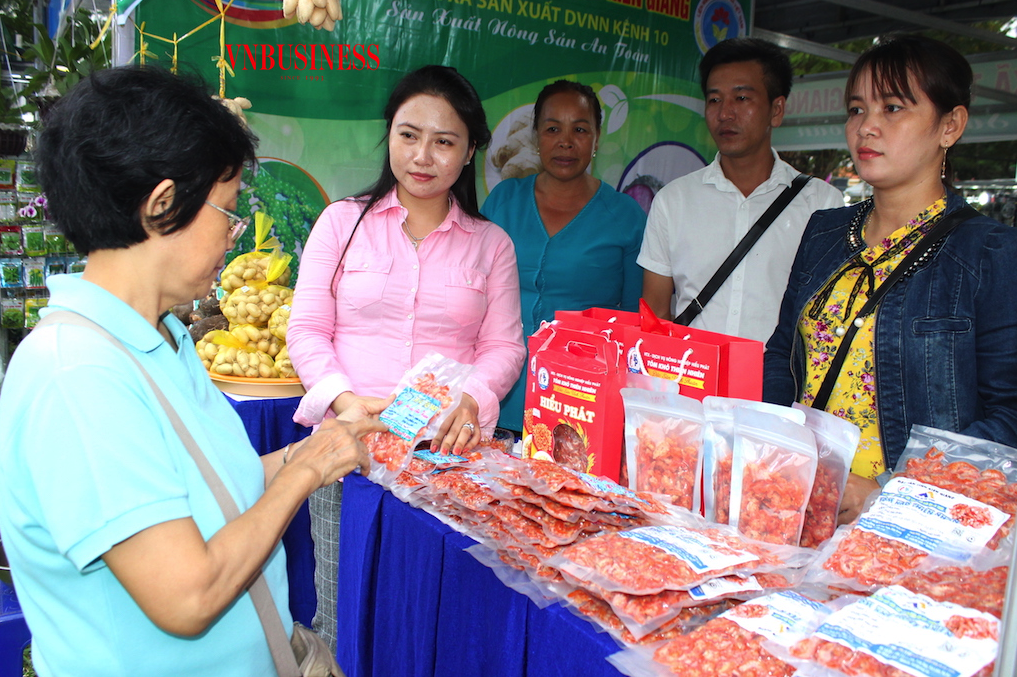 Khi mà người bán đông hơn người mua thì càng đòi hỏi các DN cần có những lựa chọn tối ưu, thu hút người tiêu dùng trải nghiệm mua sắm mới trên nền tảng trực tuyến để kéo sức mua.