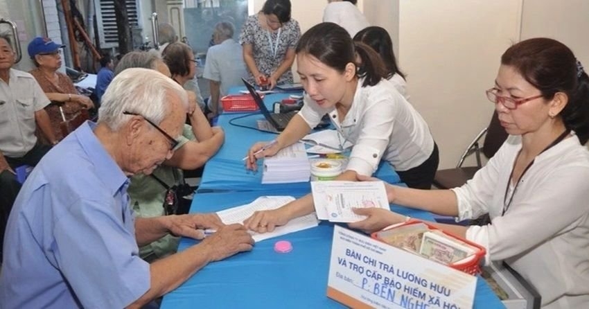 Lao động nữ phải đóng BHXH ít nhất 30 năm, lao động nam phải đóng ít nhất 35 năm để hưởng mức lương hưu tối thiểu.