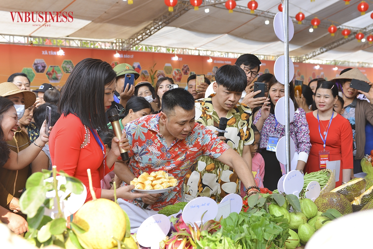 NSND Tự Long và nhiều nghệ sĩ trực tiếp tham gia thực hiện livestream quảng bá, tiêu thụ các sản phẩm gà đồi và nông sản của địa phương tại từng gian hàng.