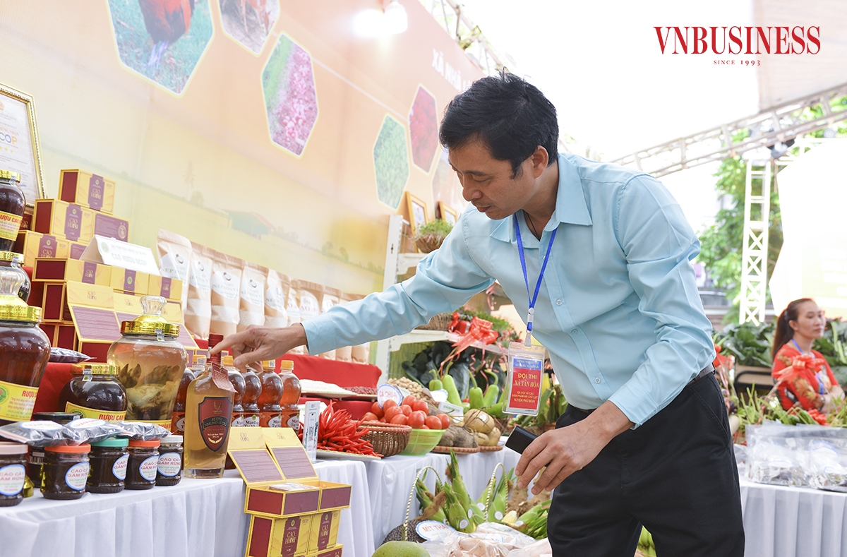 Ông Ngô Văn Hùng – Giám đốc HTX nuôi hươu Hội cựu chiến binh Trọng Hùng Tân Hòa cho rằng “HTX ngoài việc cung cấp các sản phẩm từ nhung hươu, còn có một số sản phẩm phụ trợ khác như: mật ong, hoa quả và các sản phẩm nông sản. Đây là cơ hội để HTX được giao thương, kết nối, tiêu thụ sản phẩm thông qua các kênh bán hàng trực tuyến.