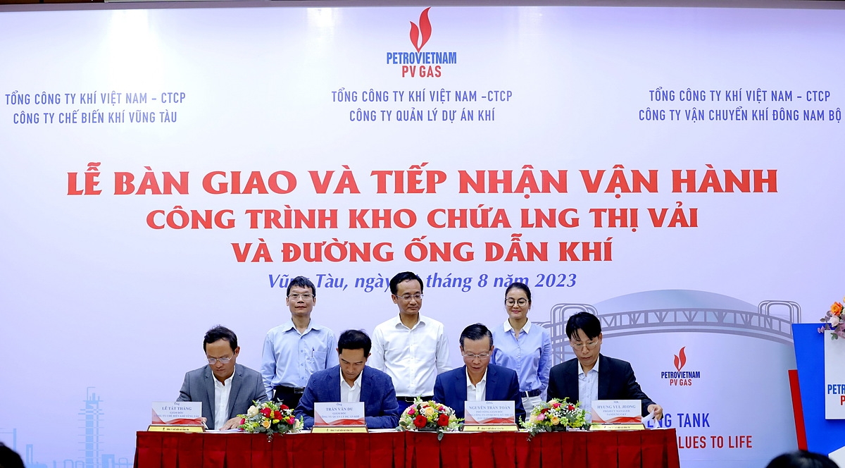 Lễ bàn giao và tiếp nhận vận hành công trình kho chứa LNG Thị Vải và đường ống dẫn khí.