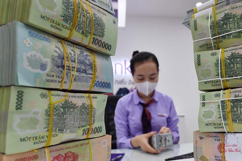 Lãi suất giảm mạnh khiến nhiều người lo lắng gửi tiết kiệm không còn mấy giá trị.