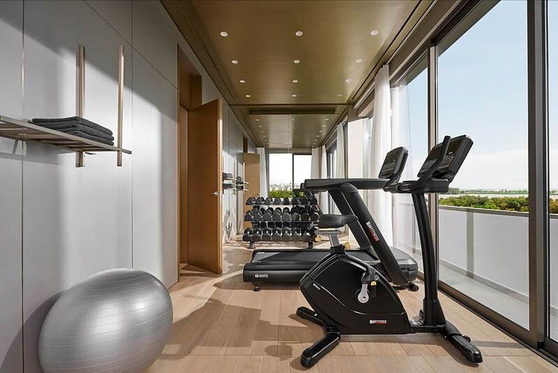 Phòng tập thể hình hiện đại ngắm nhìn toàn cảnh không gian khu dinh thự.