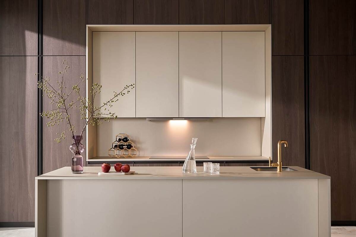 Khu vực bếp được thiết kế như một tác phẩm nghệ thuật thực thụ với màu vàng ánh kim nổi bật.