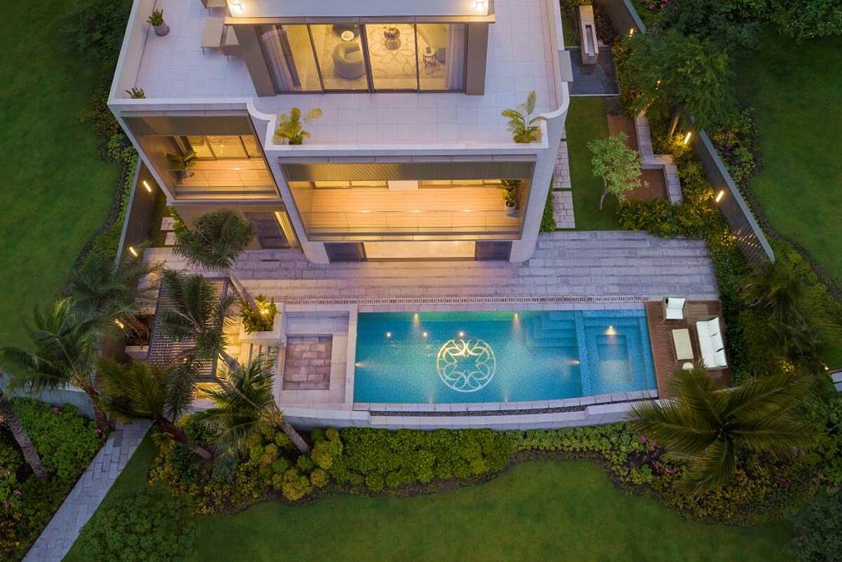 Mặt sau dinh thự nhìn từ trên cao và hồ bơi nổi bật với logo Elie Saab.