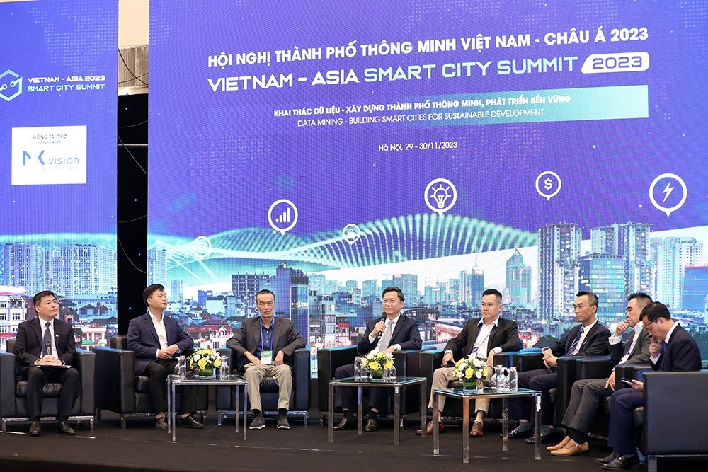 Các diễn giả trao đổi tại tọa đàm trong khuôn khổ Hội nghị thành phố thông minh Việt Nam - Châu Á 2023.
