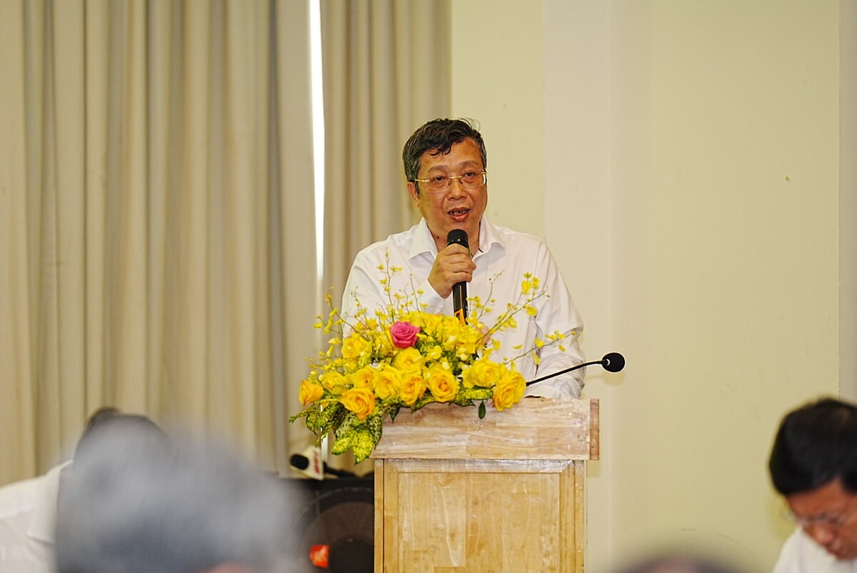 Thứ trưởng Bộ Nông nghiệp và Phát triển nông thôn Hoàng Trung phát biểu tại họp báo.