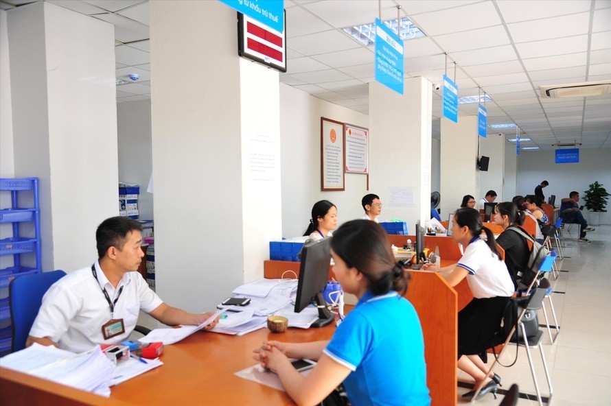 Người dân làm thủ tục kê khai, nộp thuế tại Cục Thuế Hà Nội.