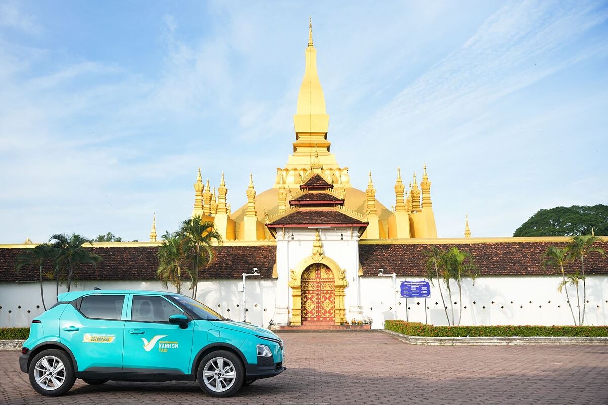 Taxi điện Xanh SM trên đường phố Lào.