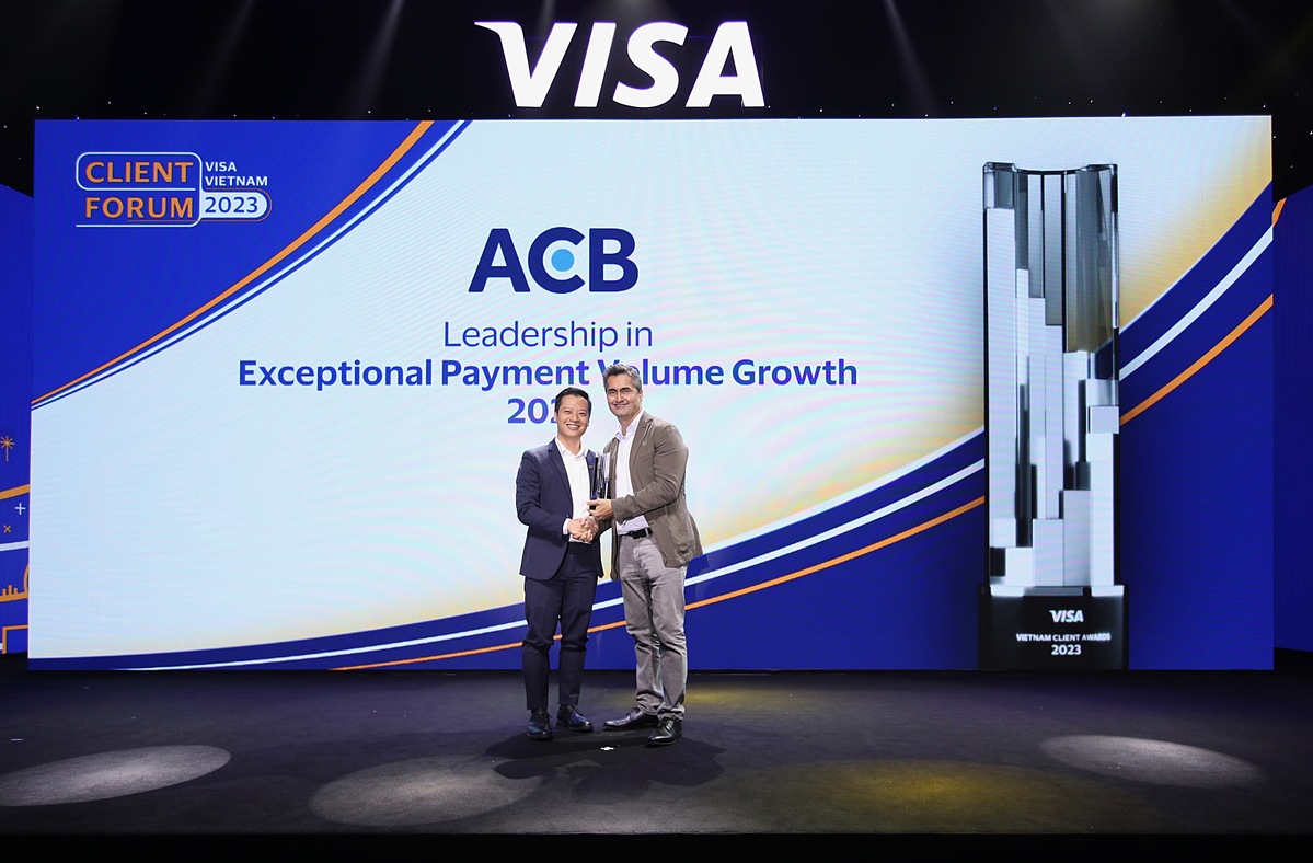 Ông Nguyễn Tâm Khoa đại diện ACB nhận giải thưởng của Visa.