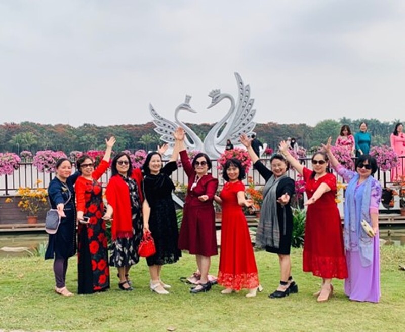 Cô Thu Minh &lpar;thứ tư từ phải qua&rpar; cùng những người bạn trong câu lạc bộ khiêu vũ. Ảnh: NVCC