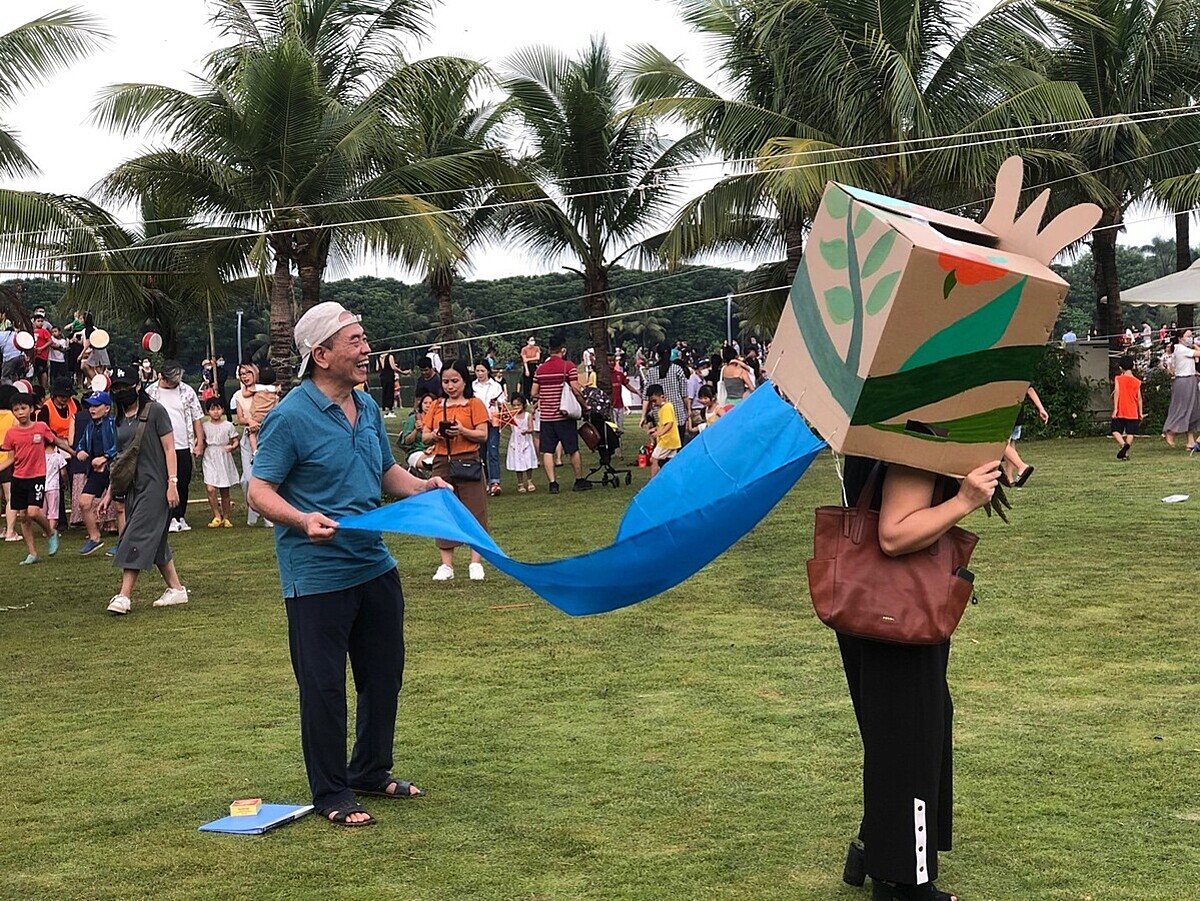 Người già vui Tết Trung thu, trở lại tuổi thơ với những trò chơi dân gian.