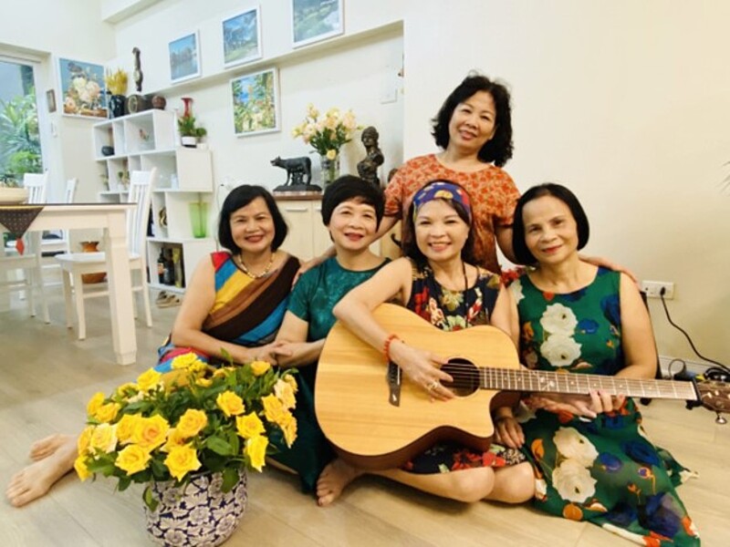 Cô Anh Châu &lpar;cầm đàn&rpar; vui vẻ hàn huyên bên bạn bè. Ảnh: NVCC