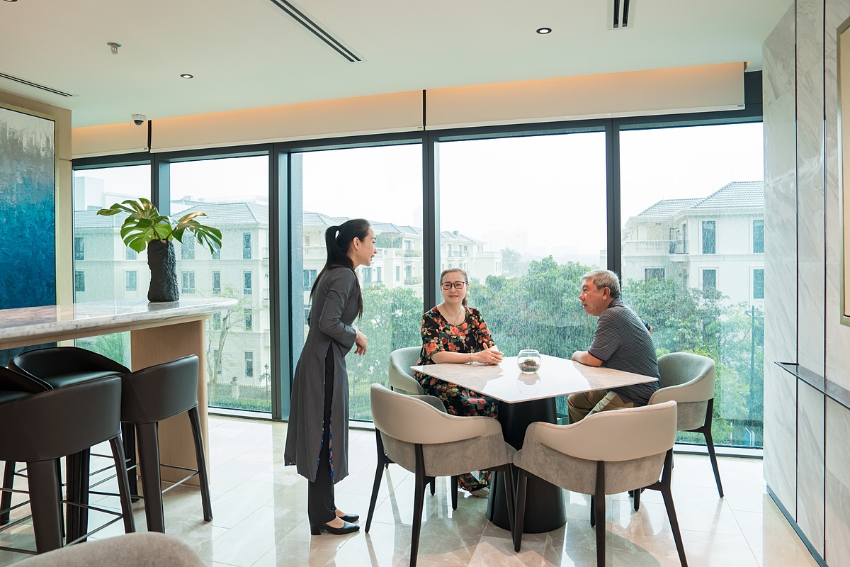 Đội ngũ quản lý và vận hành dự án phải trải qua hơn 250 giờ đào tạo hàng năm để liên tục trau dồi kỹ năng và kiến thức về phong cách sống.