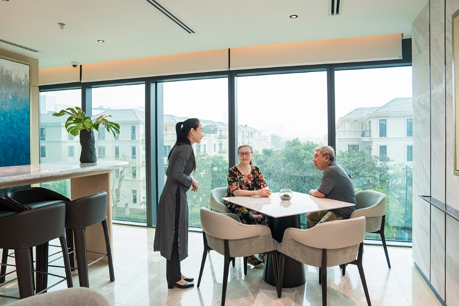 Đội ngũ quản lý và vận hành dự án phải trải qua hơn 250 giờ đào tạo hàng năm để liên tục trau dồi kỹ năng và kiến thức về phong cách sống.