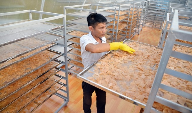 Phồng tôm giã tay là món ăn thuần Việt nhưng được nhiều người tiêu dùng đón nhận nhờ cách chế biến mới.