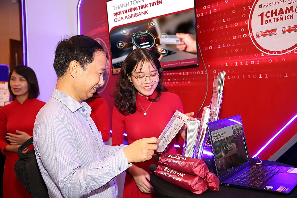 Khách hàng trải nghiệm ứng dụng Agribank E-Mobile Banking.