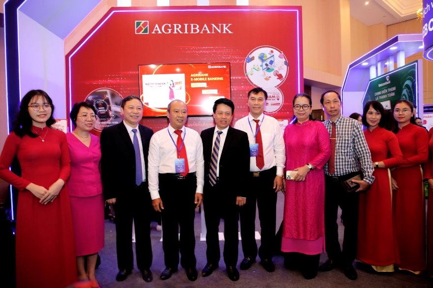 Đoàn đại biểu tham quan gian hàng của Agribank tại triễn lãm.