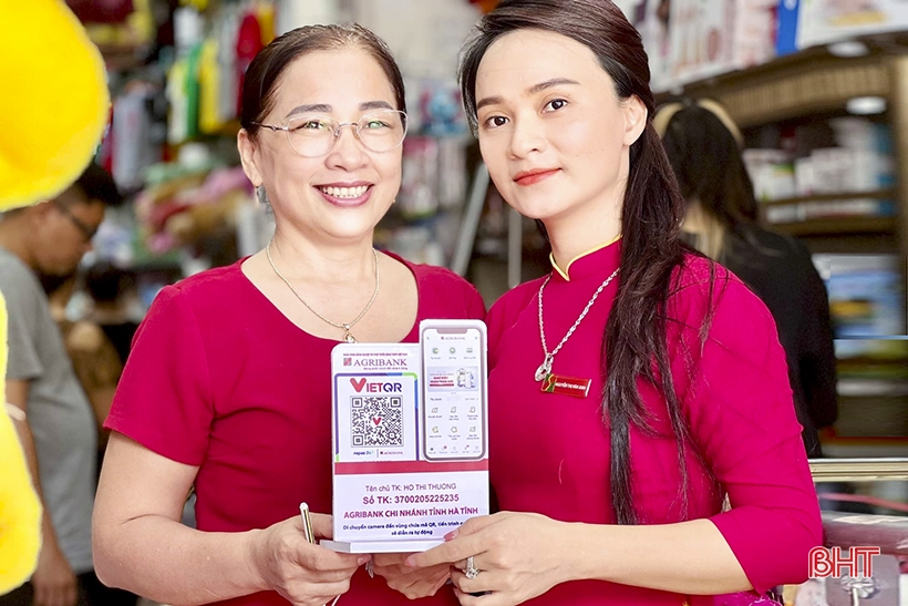 Cán bộ Agribank chi nhánh Hà Tĩnh tặng VietQR cho một hộ kinh doanh tại địa bàn TP Hà Tĩnh.