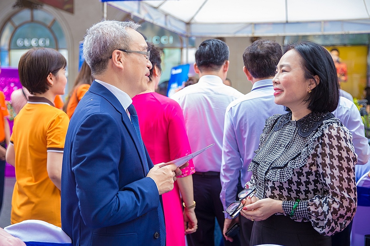 Ông Phan Tâm - Thứ trưởng Bộ Thông tin và Truyền thông &lpar;bên trái&rpar; và bà Nguyễn Thị Ngọc Hoa - Giám đốc Agribank chi nhánh Hùng Vương &lpar;bên phải&rpar; cùng trao đổi về các sản phẩm, dịch vụ thanh toán Ngân hàng không dùng tiền mặt