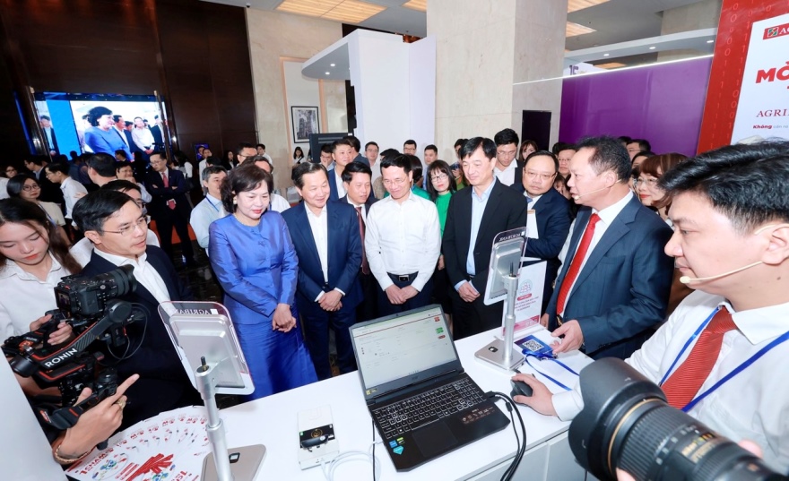 Phó Thủ tướng Lê Minh Khái, Thống đốc NHNN Nguyễn Thị Hồng và các đại biểu tham quan gian hàng Agribank.