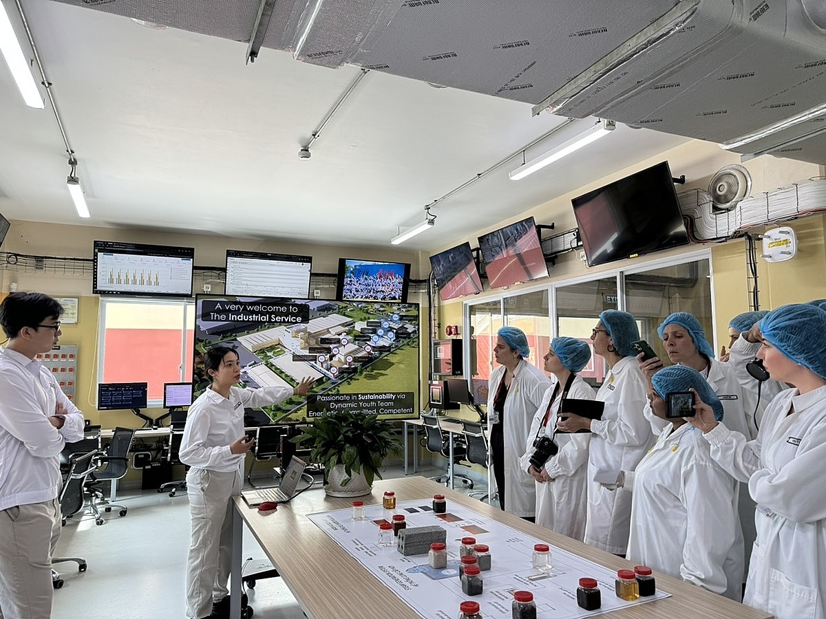 Đoàn tìm hiểu về mô hình kinh tế tuần hoàn “từ hạt cà phê đến viên gạch không nung” tại nhà máy Nestlé Trị An, tỉnh Đồng Nai.