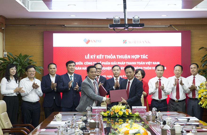 Phó Tổng Giám đốc Agribank Hoàng Minh Ngọc và Tổng giám đốc VNPAY Lê Tánh thực hiện ký kết thỏa thuận dưới sự chứng kiến của lãnh đạo 2 đơn vị.