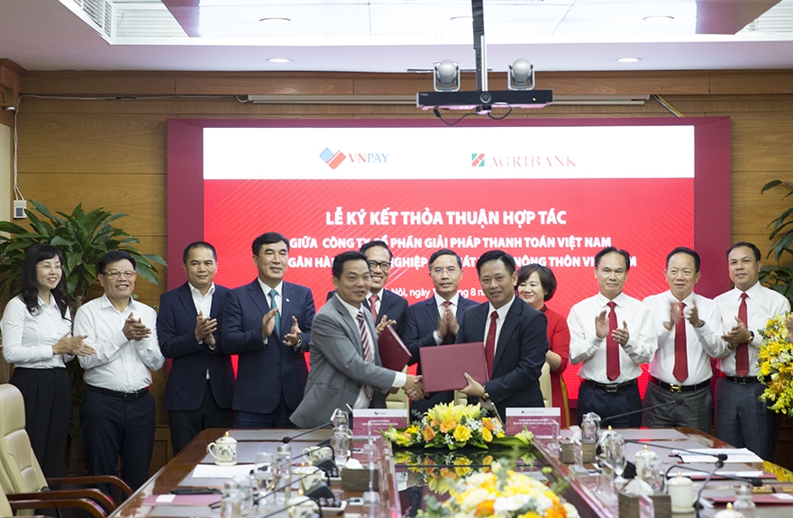 Phó Tổng Giám đốc Agribank Hoàng Minh Ngọc và Tổng giám đốc VNPAY Lê Tánh thực hiện ký kết thỏa thuận dưới sự chứng kiến của lãnh đạo 2 đơn vị.