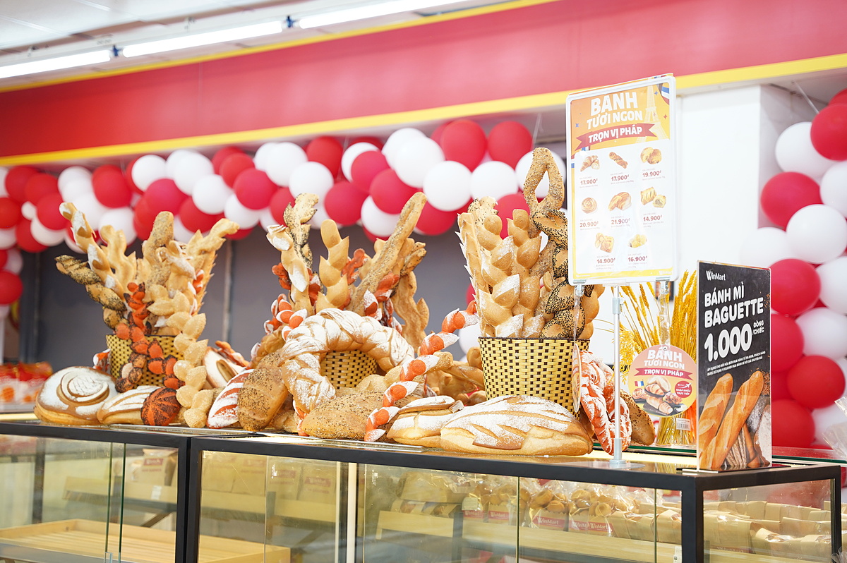 Hàng hóa tại WinMart Hạ Long được áp dụng nhiều chương trình khuyến mãi.