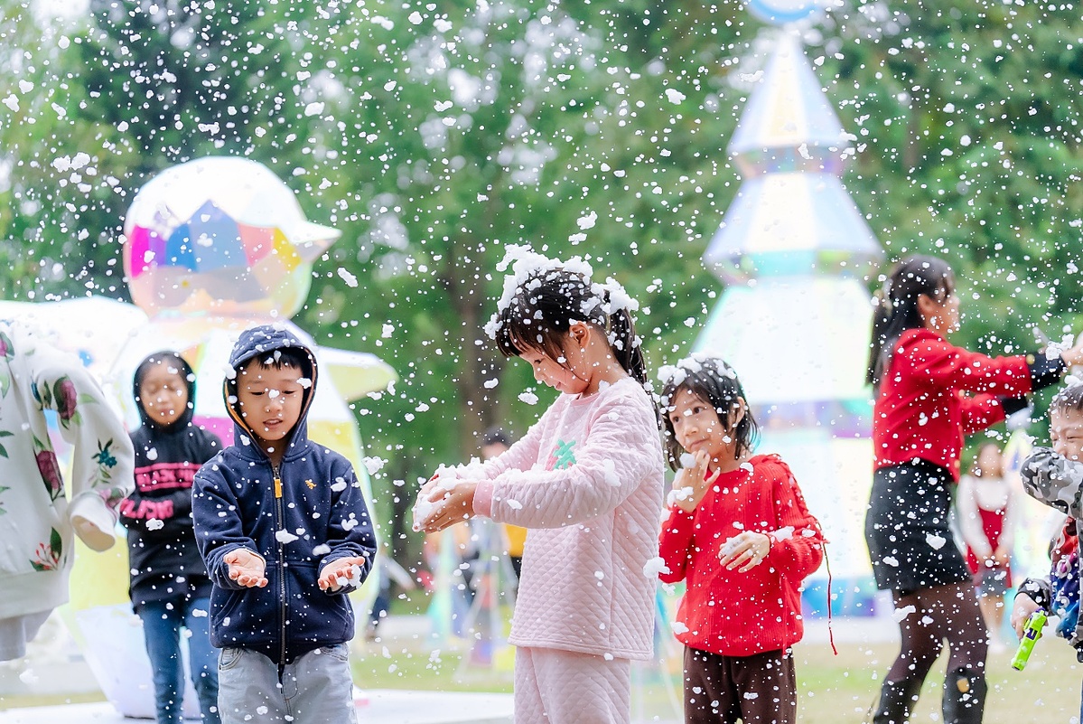 Lần đầu đón chạm tay vào tuyết là trải nghiệm đáng nhớ với các em nhỏ.