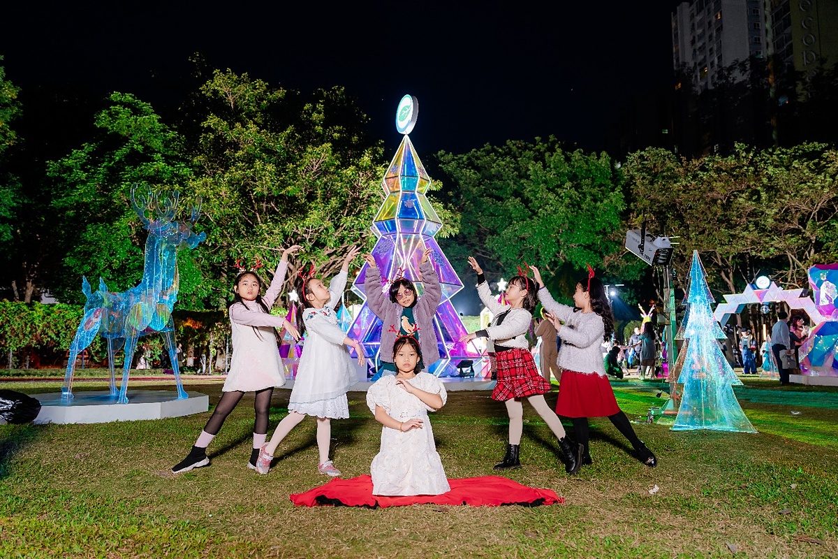 Bên cạnh cây thông pha lê đổi màu, hiệu ứng tuyết rơi và rơi thật dày vào những ngày cuối tuần cũng sẽ là trải nghiệm mới mẻ đối với cư dân và khách tham quan