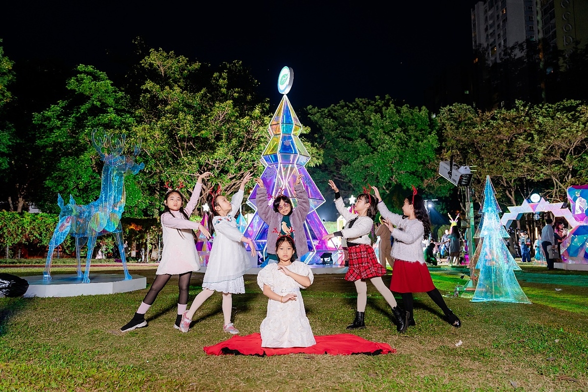 Bên cạnh cây thông pha lê đổi màu, hiệu ứng tuyết rơi và rơi thật dày vào những ngày cuối tuần cũng sẽ là trải nghiệm mới mẻ đối với cư dân và khách tham quan