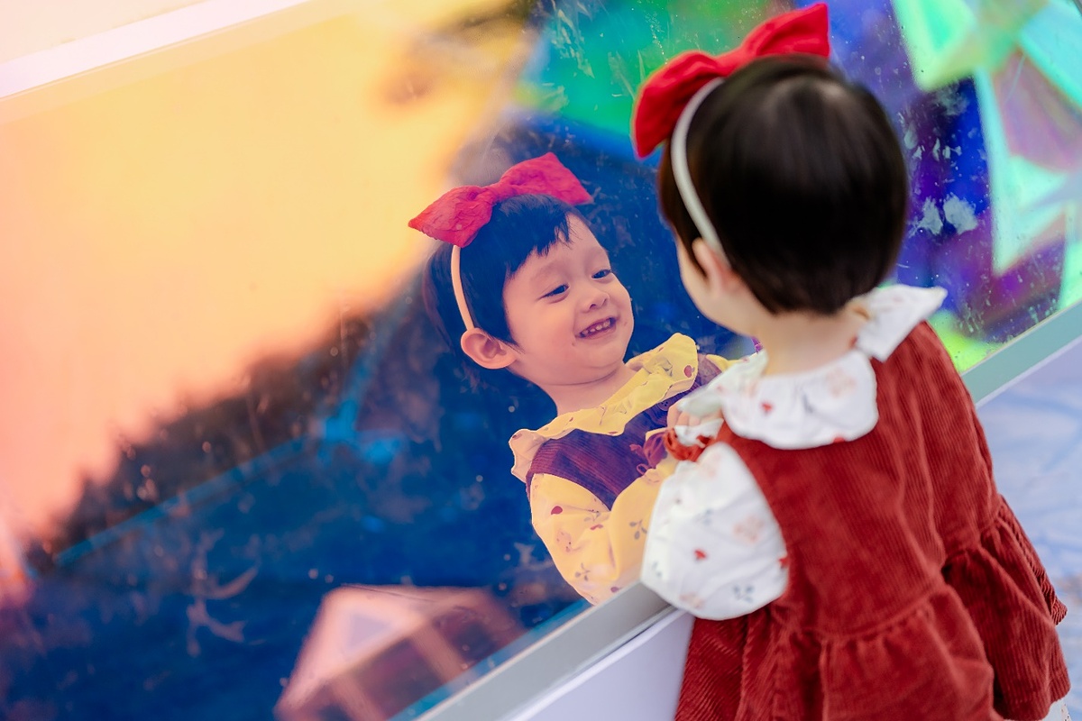 Các em bé rất thích thú khi vui chơi tại công viên mùa hạ.