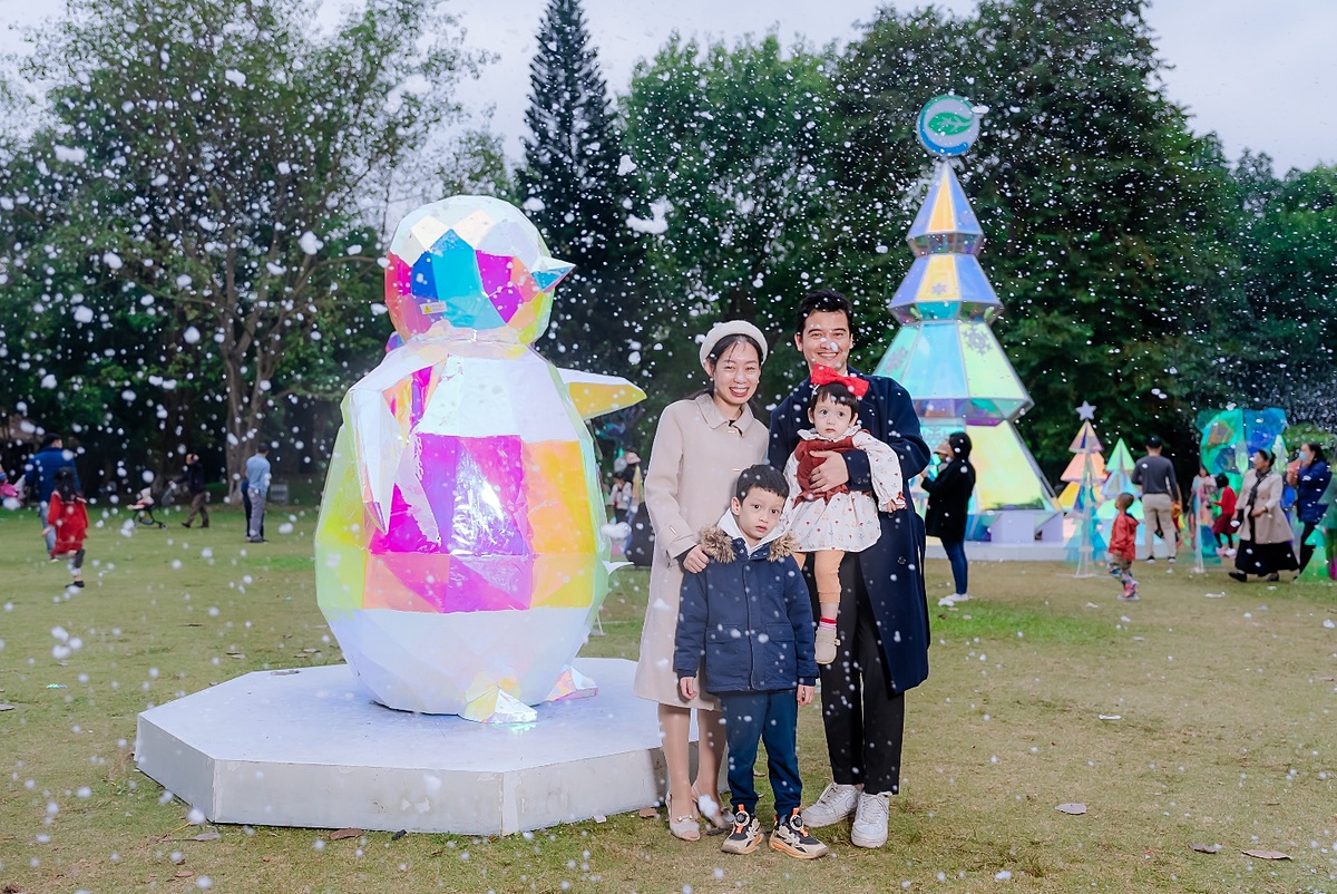 Anh Trần Mạnh Hà dẫn hai con tới công viên mùa Hạ vui chơi.