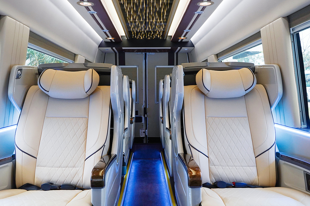 Xe mini bus IVECO Daily Plus Premium 7 chỗ.