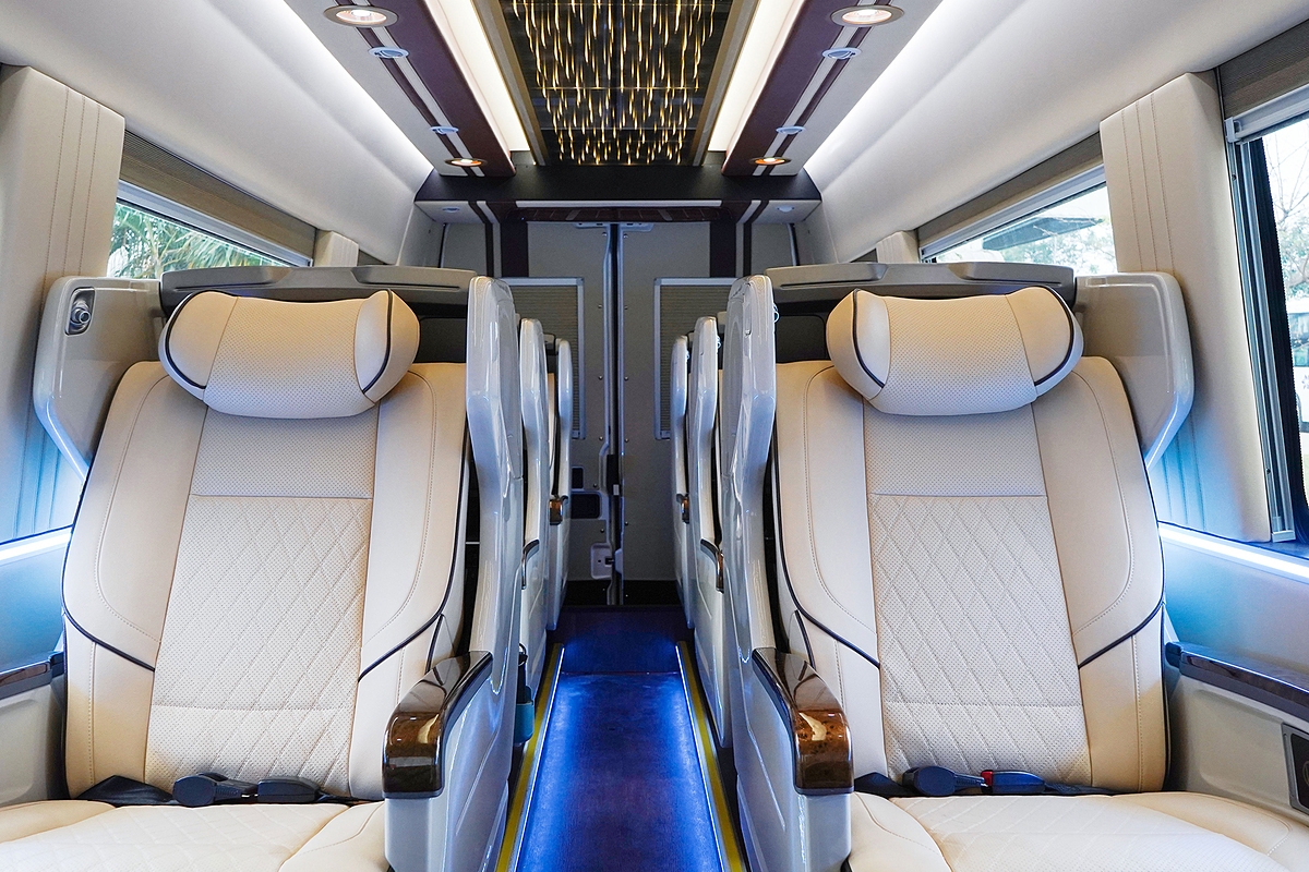 Xe mini bus IVECO Daily Plus Premium 7 chỗ.