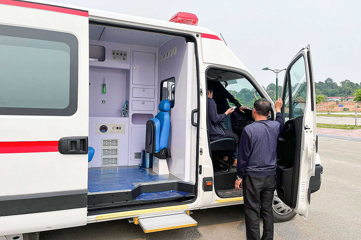 Xe cứu thương IVECO Daily được thiết kế và trang bị đầy đủ các thiết bị y tế hiện đại, đặc biệt là hệ thống áp âm có đèn UV và lọc diệt khuẩn.